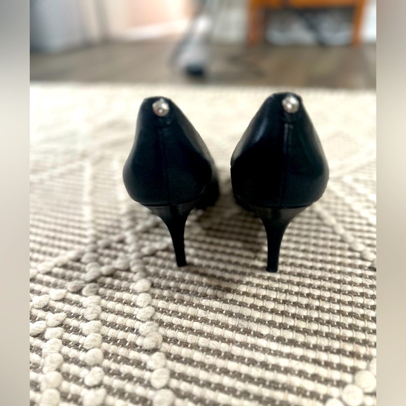 ⭐️ Michael Kors - Classic Black Leather Pumps ( Size 10 ) NEW Condition - Picture 5 of 7